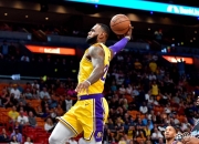 包含震撼！詹姆斯在篮球赛场险胜对手！的词条