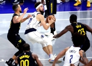 包含西亚卡姆连续二十场比赛得分超过晋级下一阶段，独行侠不断突破！的词条